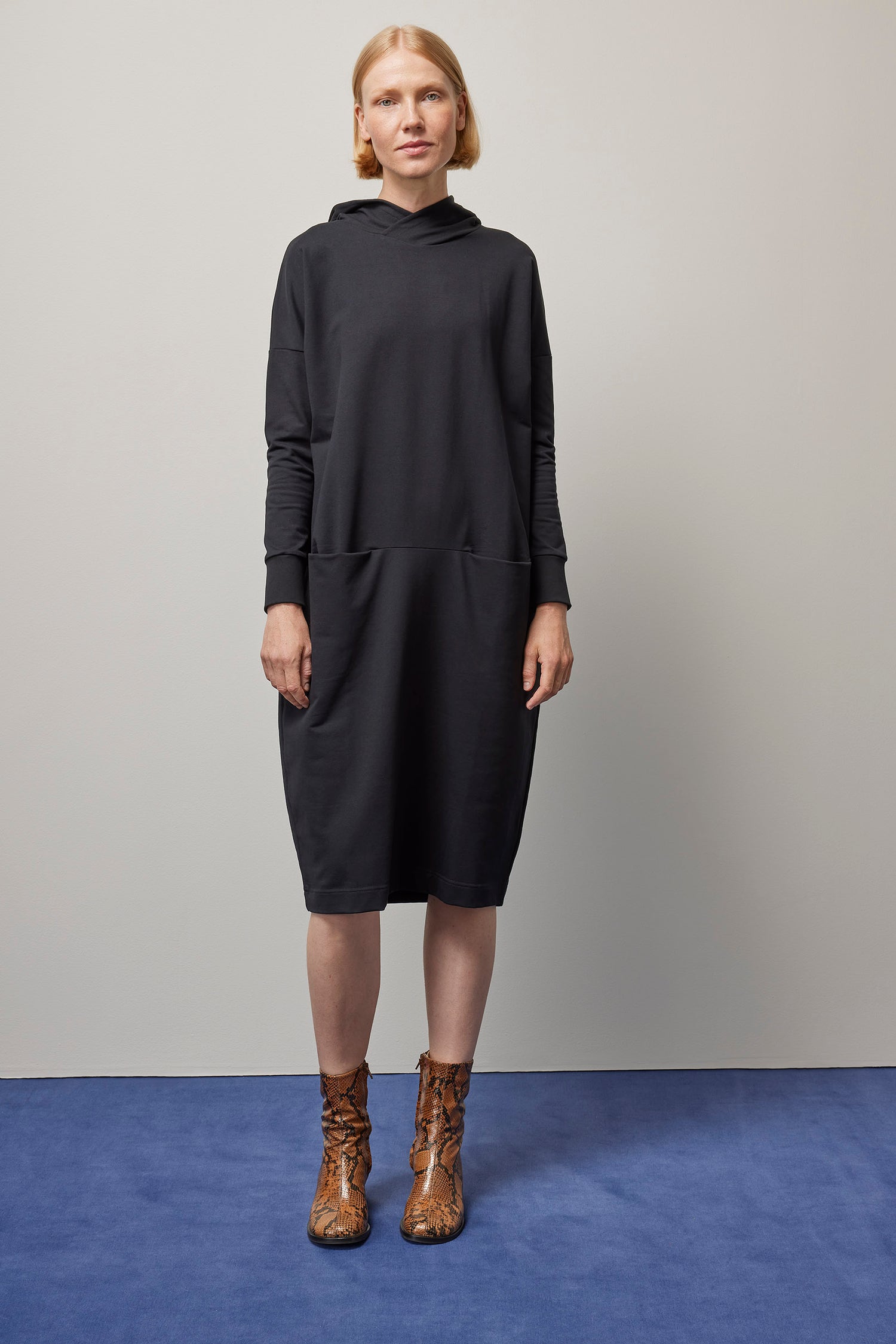 OUTLET: GIANT HOODIE -mekko, Musta