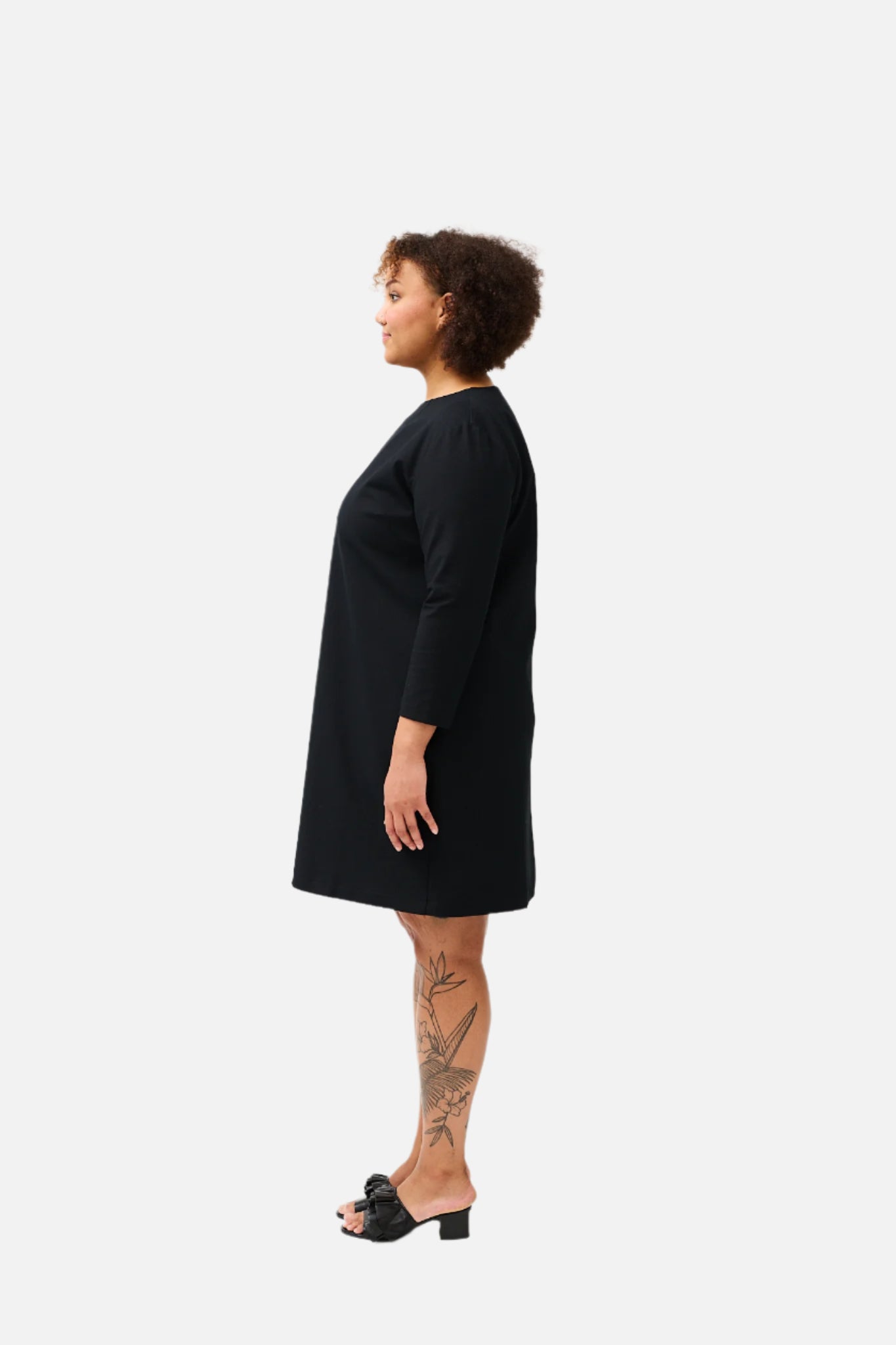 OUTLET: MINIMAL-mekko, Musta