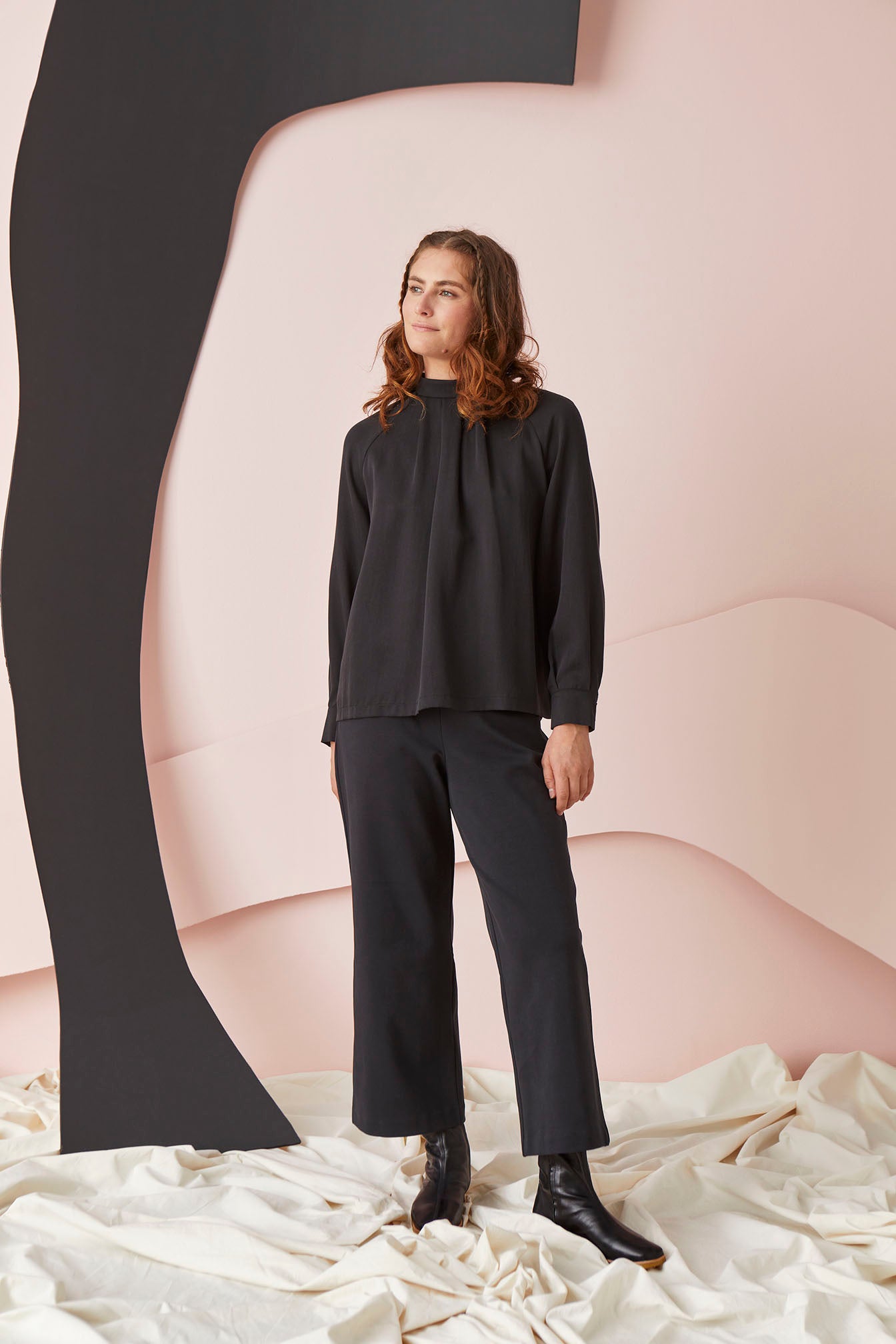 OUTLET: PLEATED-paita, Musta